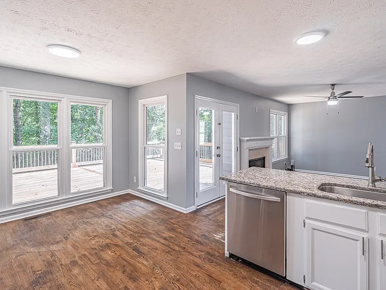 1321 Yorktown Cir — Photo 4