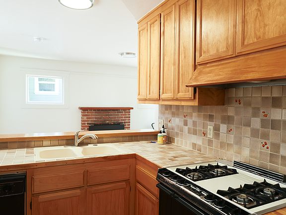 3rd image of 42 Amicita Ave