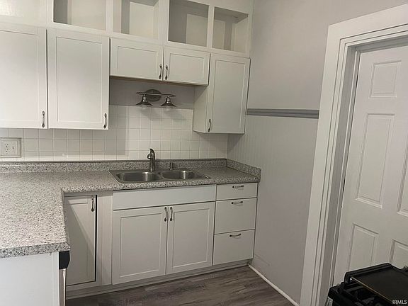 3rd image of 112 N Lincoln St
