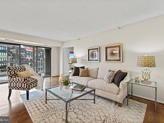 4th image of 1600 N Oak St APT 1505