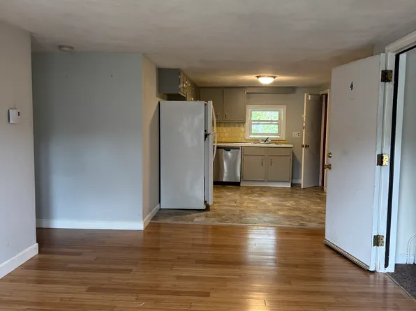 160 East St APT 2, Foxboro, MA 02035
