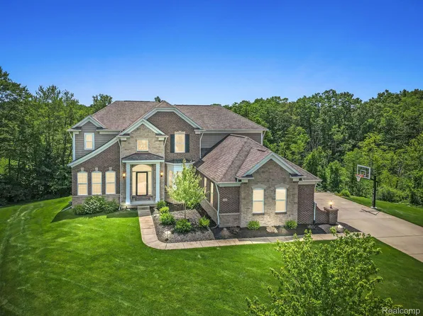 3105 Park Meadow Dr, Lake Orion, MI 48362