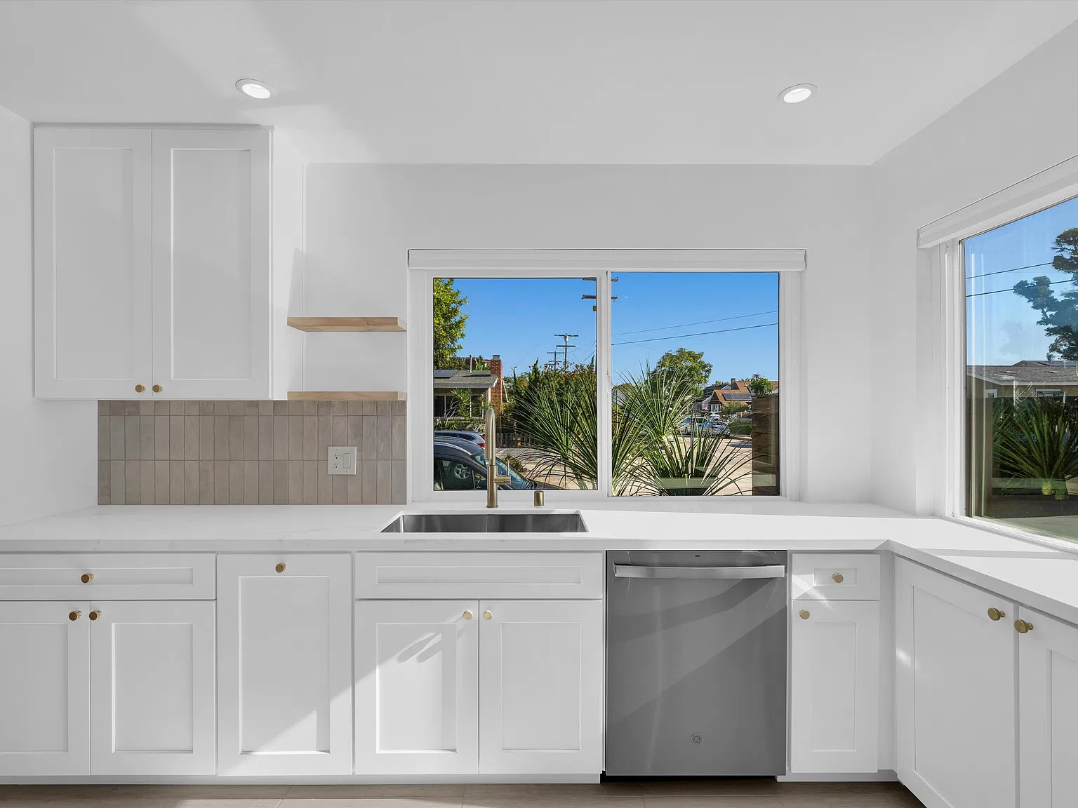 3 bed, 1000 sqft, $5,500 — Photo 2