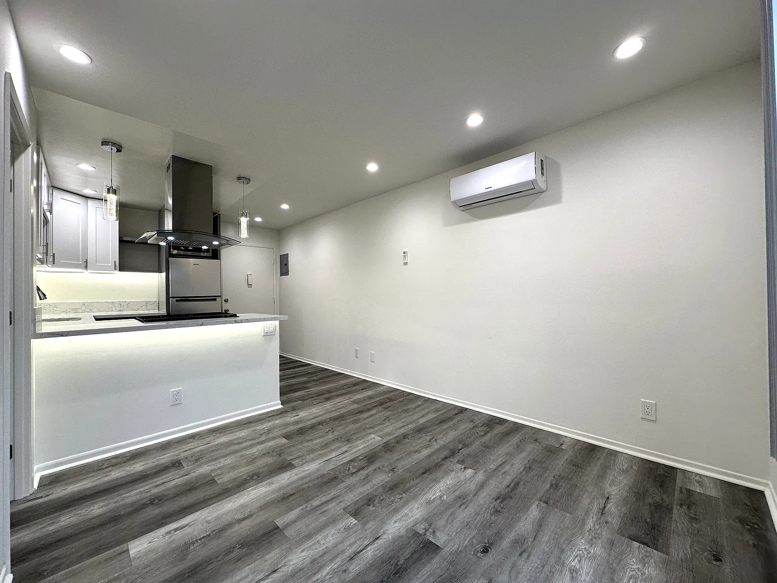 1 bed, $2,594 — Photo 4