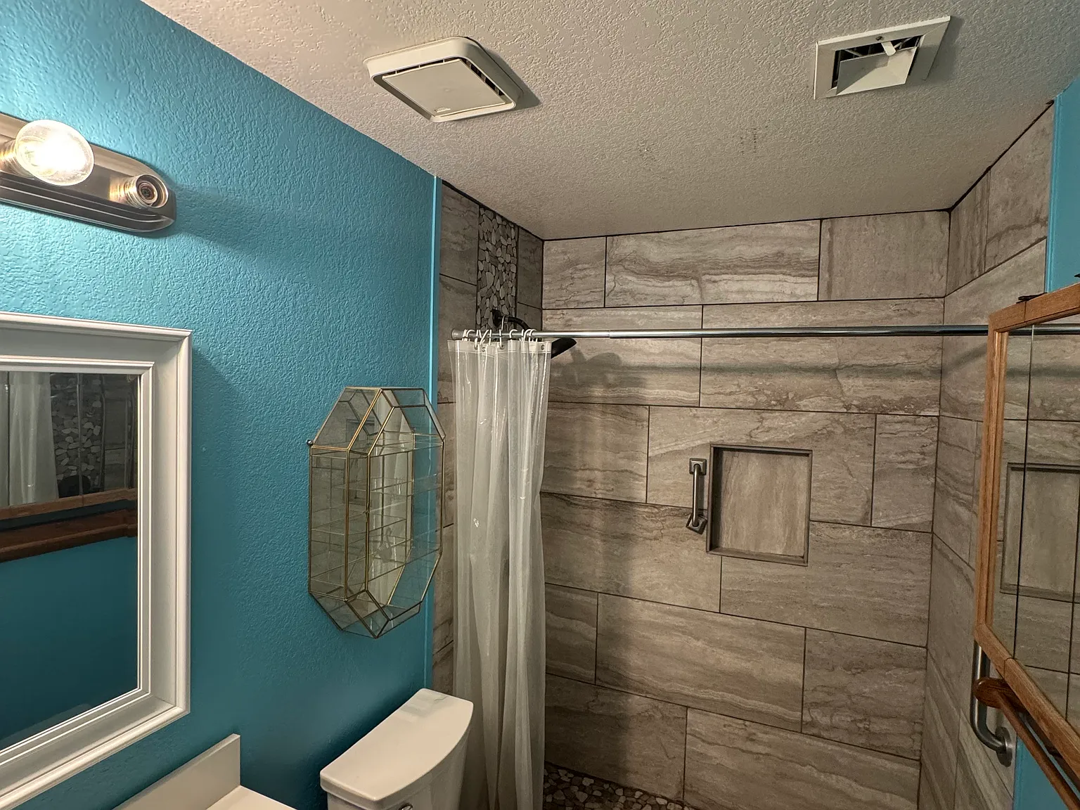 2 bed, 1050 sqft, $2,100 — Photo 4