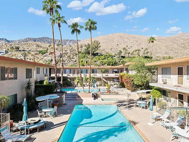 2 pools! 1 spa! All with an amazing unobstructed view!