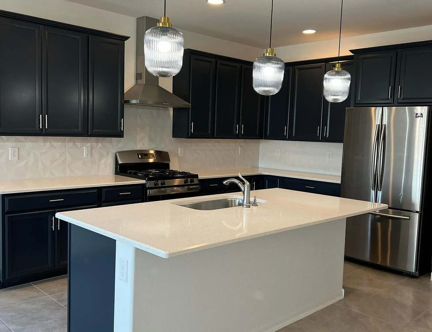 5 bed, 2090 sqft, $2,750 — Photo 2
