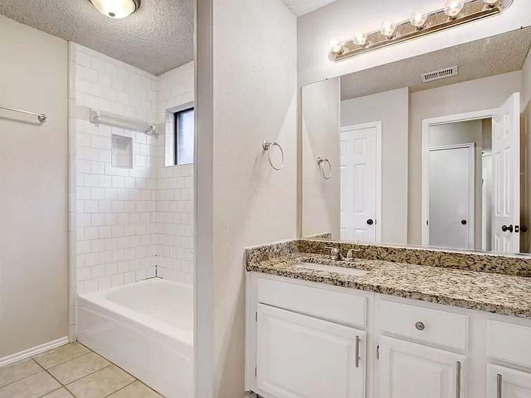 11823 Adriana Maria — Photo 22