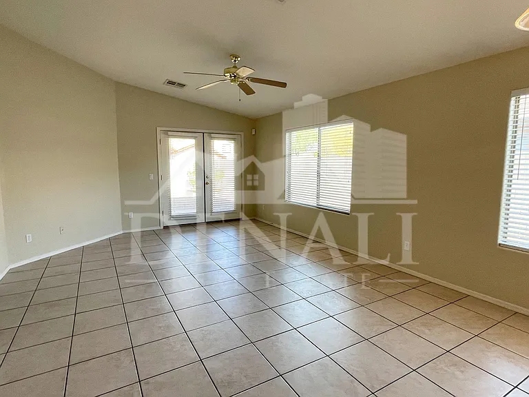 7220 S 55th Dr — Photo 4