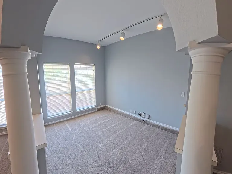 1209 Montclair Dr — Photo 4
