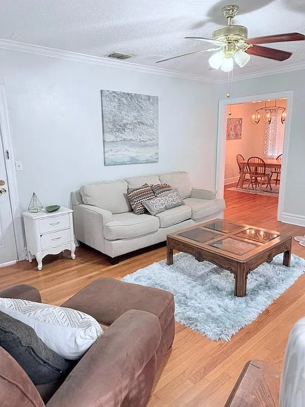 2 bed, 1000 sqft, $1,300 — Photo 2