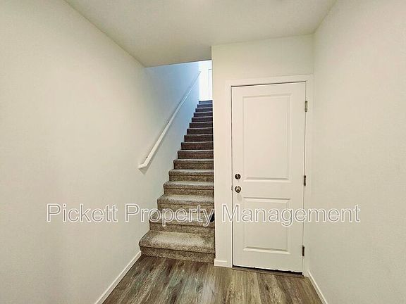 4th image of 946 NW Highgarden Dr