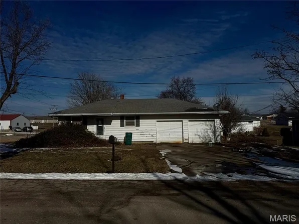 601 Roe Ln, Macon, MO 63552