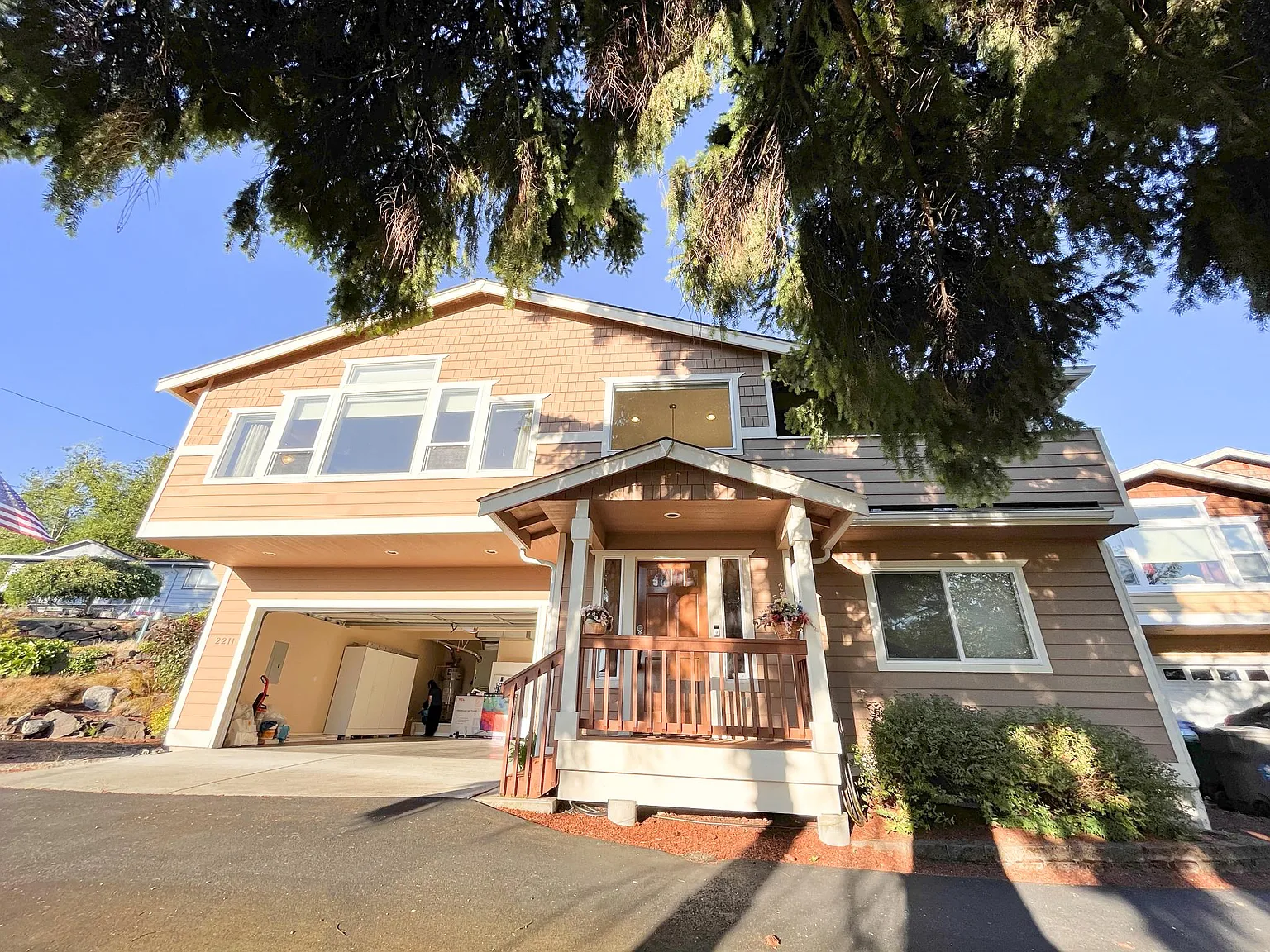 2211 NE 6th Ct — Photo 4