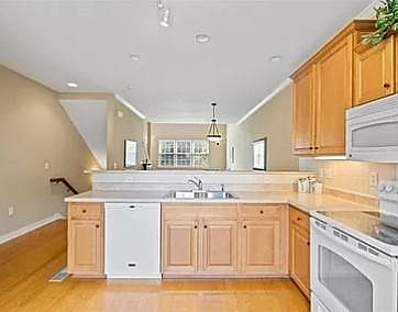4th image of 2814 Lake Ave