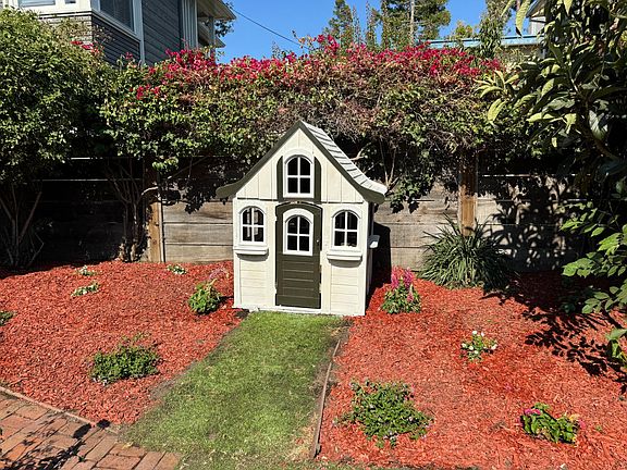 Children's playhouse (optional)