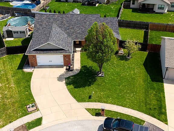 2nd image of 616 Garden Ct