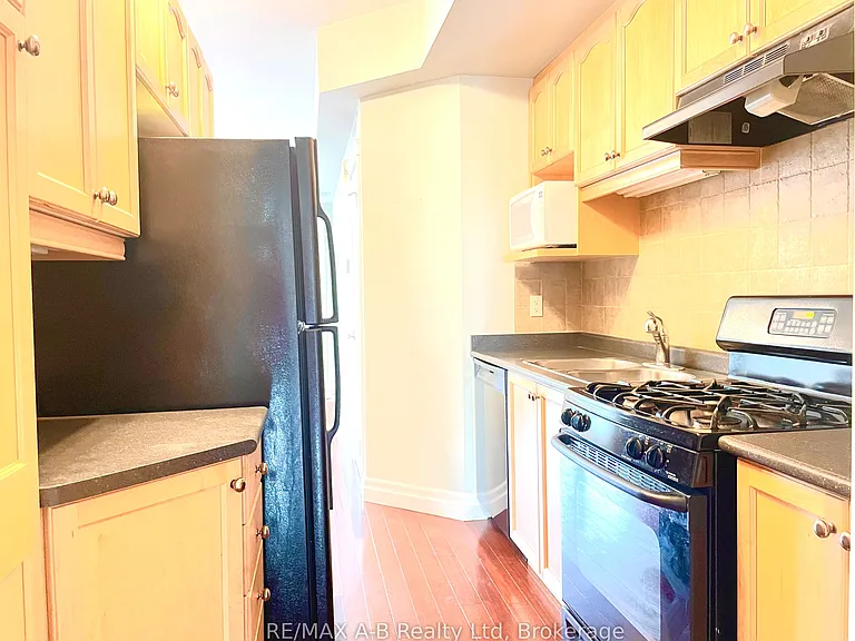555 King St E #204 — Photo 13