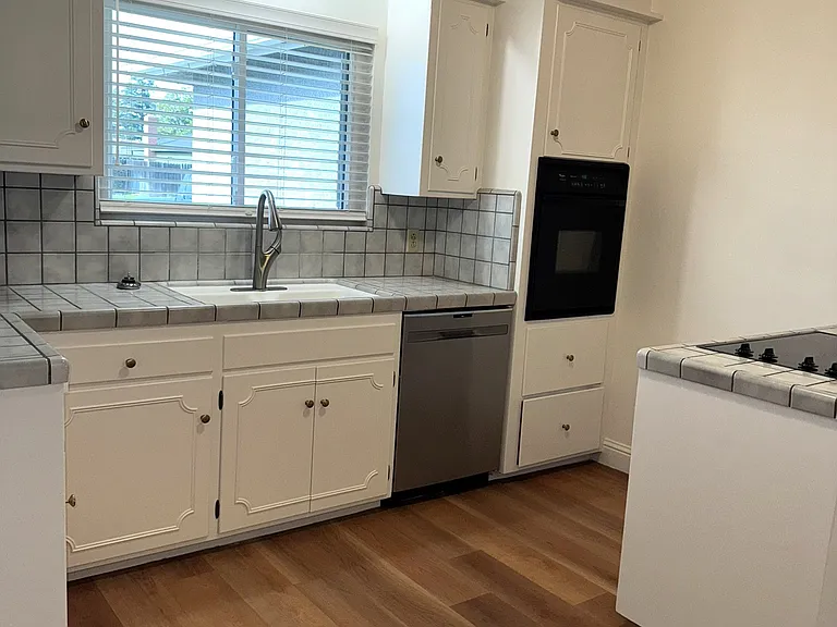 33 Russell Ave — Photo 5
