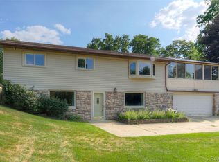 2967 Maganser Dr, Wixom, MI 48393