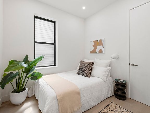 5th image of 241 Bainbridge St #1A