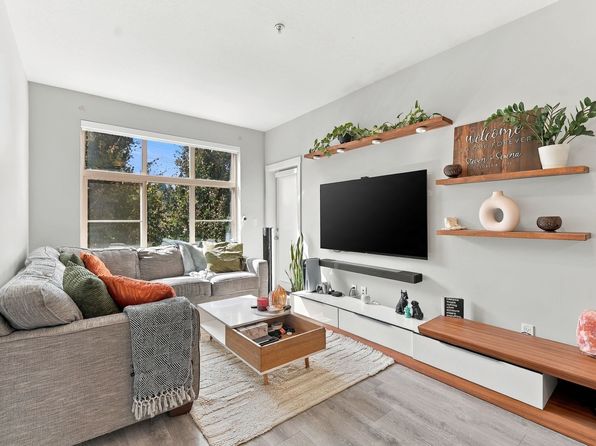 2 bedroom rental in Surrey — photo 2