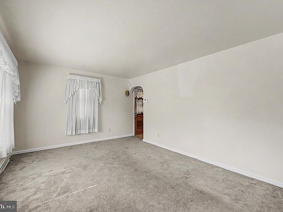 5th image of 1236 Oak Ln