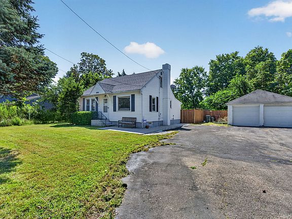 3rd image of 895 Pine Bluff Rd