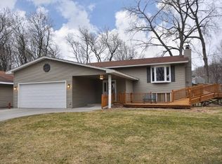 1040 Western Dr, Chanhassen, MN 55317