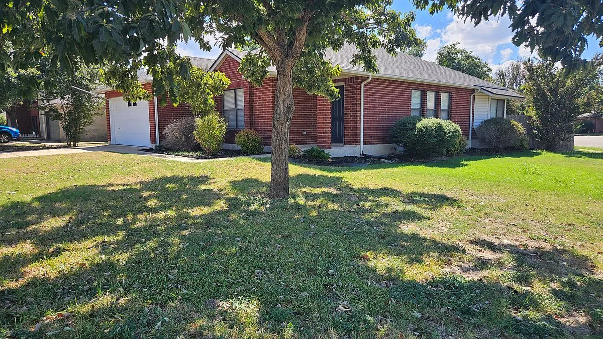 3 bed, 2.0 bath, 1493 sqft, $1,900 — Photo 2