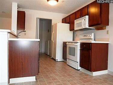 3rd image of 200 Fox Hollow Dr APT 102