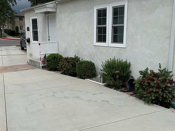 apt-A entry from driveway toward riverside drive front street