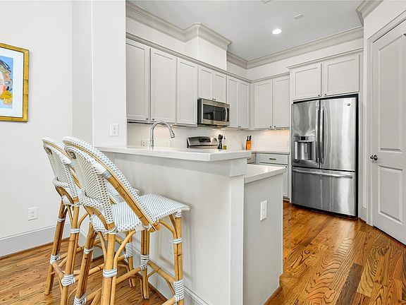 3rd image of 3302 Audley St Suite 124