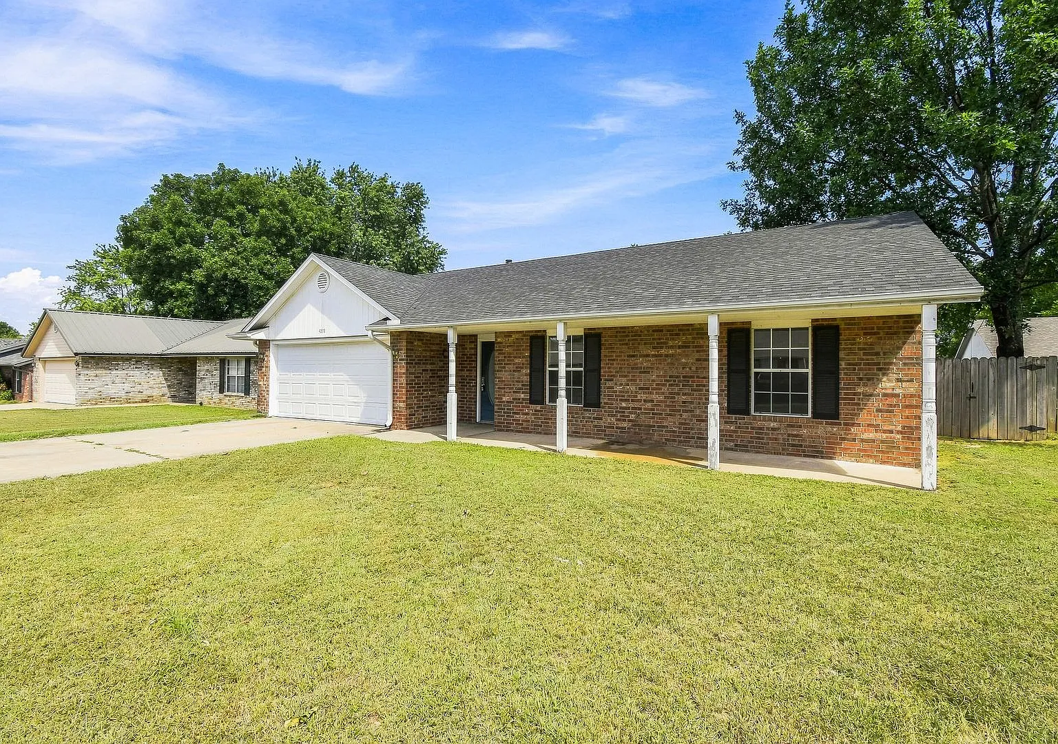 Three Bedroom Two Bathroom House For Rent — Photo 4