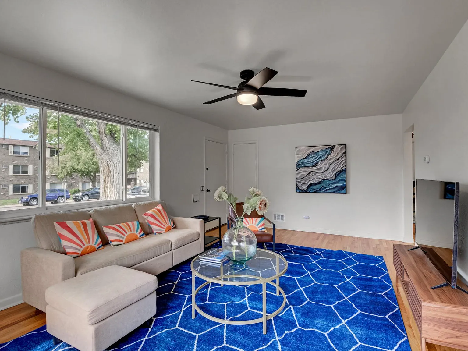 2 bed, 900 sqft, $2,400 — Photo 2