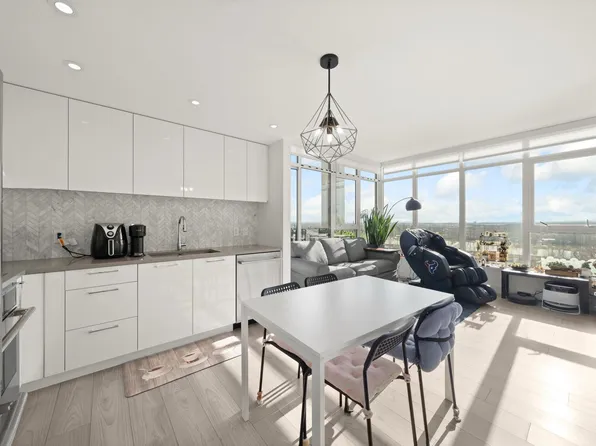 3581 E Kent Ave N #1405, Vancouver, BC V5S 4N3