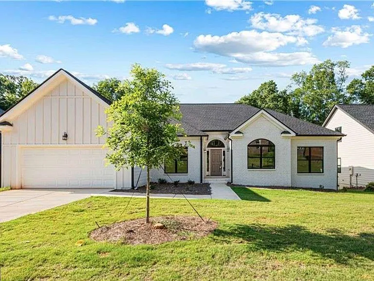 400 Ansley Dr — Photo 1