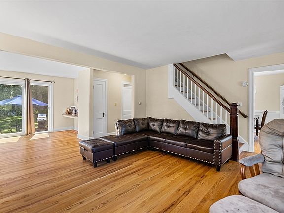 3rd image of 779 Oxford St S