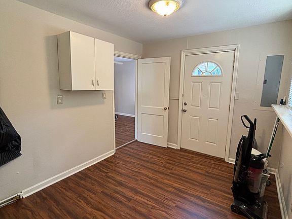 3rd image of 83 Mineola Ave #83