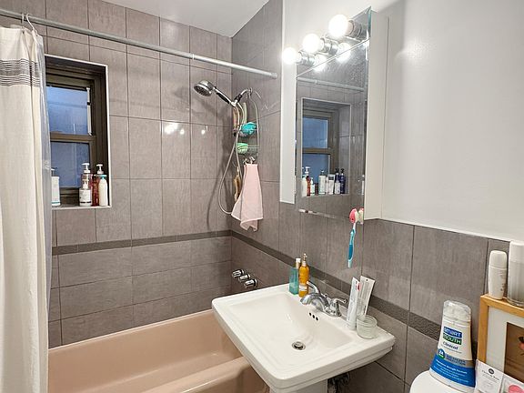 3rd image of 275 Hoym St APT 1G