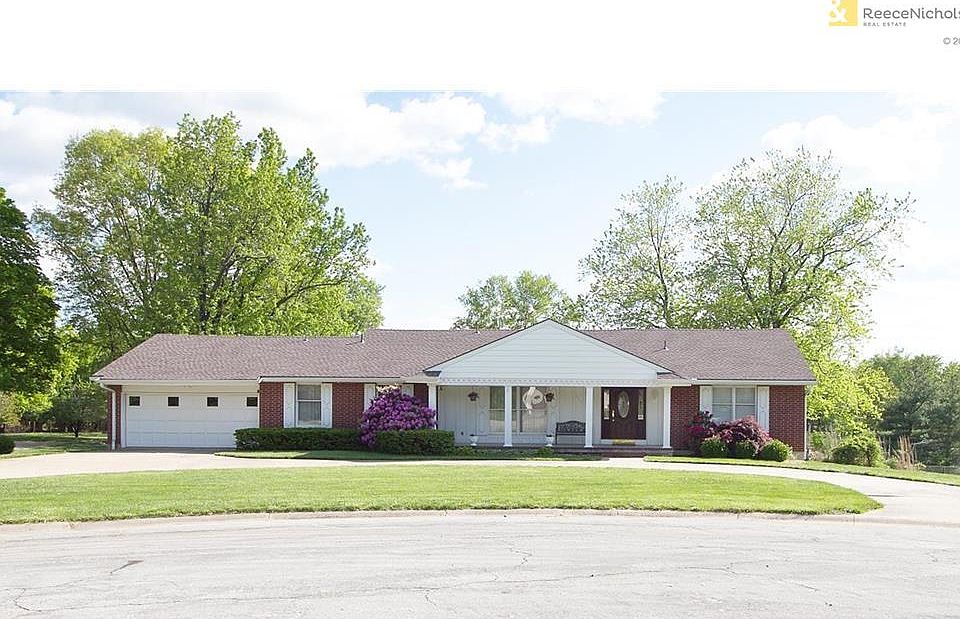 Front of Home w/Circle Drive