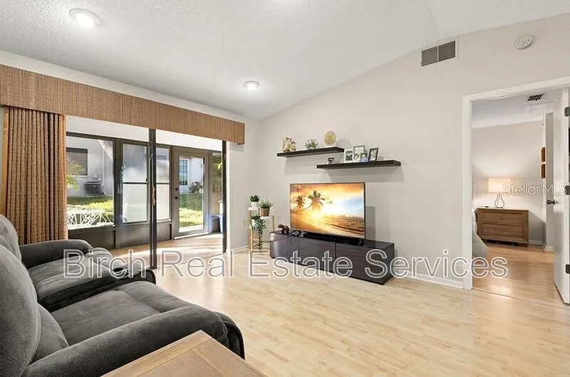 2 bed, 2.0 bath, 930 sqft, $1,795 — Photo 2