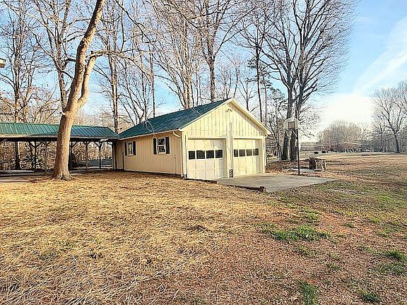 3rd image of 318 Country Ln