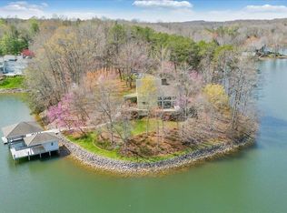 232 Peninsula Dr, Moneta, VA 24121