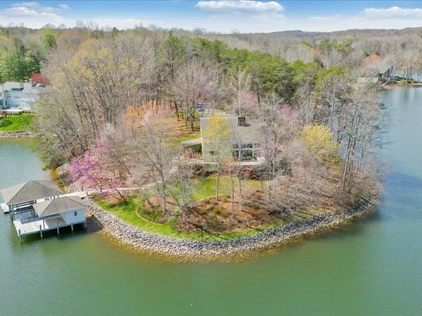 232 Peninsula Dr, Moneta, VA 24121