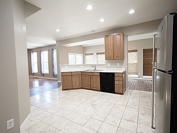 4th image of 845 Horseshoe Way