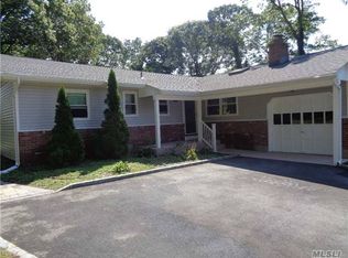 7 Lancelot Ln, East Setauket, NY 11733