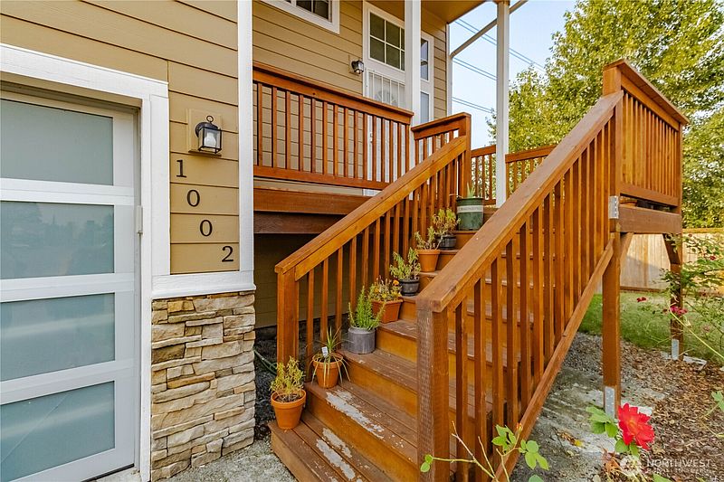 3rd image of 1002 E 71st Street Ct