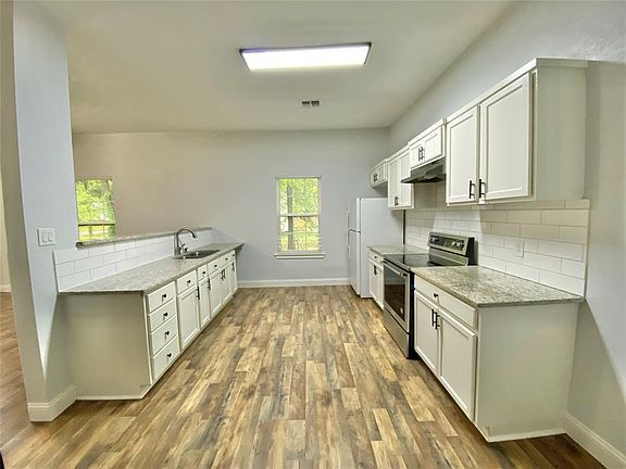 3rd image of 827 College St