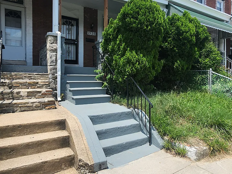 2528 Robb St — Photo 2